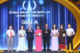 Thủ tướng Nguyễn Xuân Phúc và đồng chí Trần Quốc Vượng, Ủy viên Bộ Chính trị, Thường trực Ban Bí thư trao giải A cho các tác giả đạt giải. (Ảnh: Doãn Tấn/TTXVN)