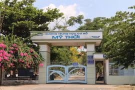 Trường Trung học Cơ sở Mỹ Thới, thành phố Long Xuyên nơi xảy ra sự việc. (Ảnh: Công Mạo/TTXVN)