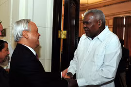 Chủ tịch Quốc hội Cuba Esteban Lazo đón Phó Chủ tịch Quốc hội Việt Nam Uông Chu Lưu. (Ảnh: Vũ Lê Hà/TTXVN)