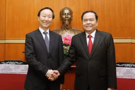 Bí thư Trung ương Đảng, Chủ tịch Ủy ban Trung ương Mặt trận Tổ quốc Việt Nam Trần Thanh Mẫn tiếp ông Vương Gia Thụy, Chủ tịch Quỹ Tống Khánh Linh. (Ảnh: Nguyễn Dân/TTXVN)