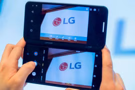 V50ThinQ hai màn hình. (Nguồn: MobilesZone)