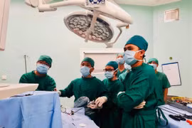 Các bác sỹ Bệnh viện Nhi đồng Thành phố Hồ Chí Minh phẫu thuật sửa chữa cùng lúc 2 dị tật bẩm sinh cho trẻ sơ sinh 3 giờ tuổi. (Nguồn: TTXVN phát).