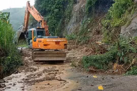Hòa Bình: Sạt lở đất đá do mưa lũ, Quốc lộ 6 ách tắc nhiều giờ
