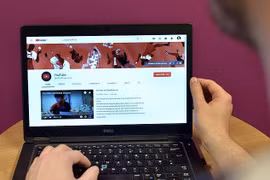 YouTube gần đây bị chỉ trích vì không có biện pháp bảo vệ trẻ em trước các video người lớn và bạo lực. (Nguồn: PA)
