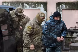Nhân viên mật vụ thuộc Cơ quan An ninh Liên bang Nga áp giải một thủy thủ Ukraine (phải) bị bắt tới tòa án ở Simferopol, Bán đảo Crimea ngày 27/11/2018. (Nguồn: AFP/ TTXVN)