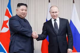 Tổng thống Nga Vladimir Putin và nhà lãnh đạo Triều Tiên Kim Jong-un tại Vladivostok. (Nguồn: EPA)