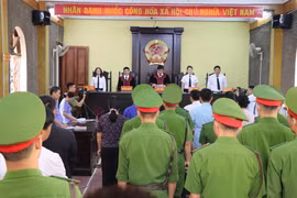 Quang cảnh phiên tòa. (Ảnh: Hữu Quyết/TTXVN)