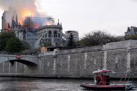 Hiện trường vụ hỏa hoạn tại Nhà thờ Đức Bà ở Paris ngày 15/4/2019. (Nguồn: THX/TTXVN)