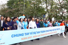 Thủ tướng Nguyễn Xuân Phúc và các đại biểu cùng tham gia đi bộ trên đường Đinh Tiên Hoàng, hưởng ứng Năm an toàn cho phụ nữ và trẻ em. (Ảnh: Thống Nhất/TTXVN)