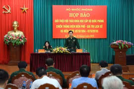 Thiếu tướng Nguyễn Văn Đức, Cục trưởng Cục Tuyên huấn - Tổng cục Chính trị Quân đội Nhân dân Việt Nam chủ trì buổi họp báo. (Ảnh: Dương Giang/TTXVN)