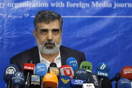 Người phát ngôn Tổ chức Năng lượng Nguyên tử Iran (AEOI) Behrouz Kamalvandi trong cuộc họp báo tại Tehran. (Nguồn: AFP/TTXVN)