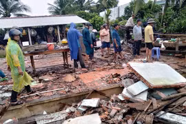 Mưa dông, lốc xoáy trong mấy ngày qua đã làm 194 căn nhà bị tốc mái, sập đổ. (Ảnh: Trung Hiếu/TTXVN)