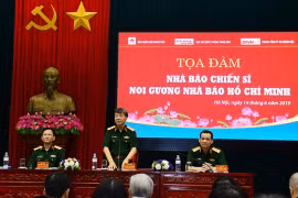 Thiếu tướng Phạm Văn Huấn, Bí thư Đảng ủy, Tổng biên tập Báo Quân đội nhân dân phát biểu tại tọa đàm.(Nguồn: Báo QĐND)