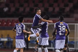 Các cầu thủ Hà Nội FC ăn mừng bàn thăng sau pha ghi bàn của tiền vệ Quang Hải, trong trận đấu với Viettel, tối 15/9. (Ảnh: Trọng Đạt/TTXVN)