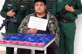 Đối tượng Lò Văn Thu cùng tang vật bị bắt giữ. (Nguồn: TTXVN phát)