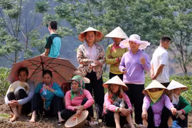 Người dân lập chốt, phản đối không cho xe chở rác vào bãi xử lý rác thải của thành phố. (Ảnh: Quý Trung/TTXVN)