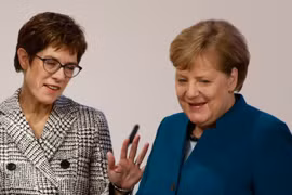 Thủ tướng Đức Angela Merkel (phải) và Tổng thư ký CDU Annegret Kramp-Karrenbauer tại đại hội của đảng CDU ở Hamburg, Đức, ngày 7/12/2018. (Nguồn: AFP/TTXVN)