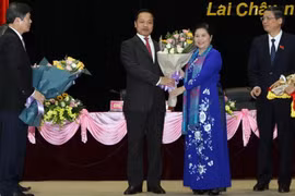 Bí Thư Tỉnh ủy tỉnh Lai Châu, bà Giàng Páo Mỷ tặng hoa chức mừng tân Chủ tịch Ủy ban Nhân dân tỉnh Lai Châu ông Trần Tiến Dũng. (Ảnh: Quý Trung/TTXVN)
