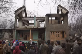 Hiện trường một vụ tấn công ở Pulwama, cách thủ phủ mùa hè Srinagar của khu vực Kashmir do Ấn Độ kiểm soát 40km về phía nam, ngày 11/3/2019. (Nguồn: THX/ TTXVN)