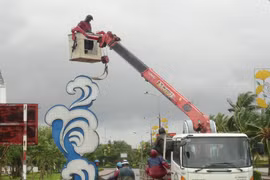 Tháo dỡ các pano trang trí ở Quảng Bình nhằm chủ động ứng phó với ấp thấy nhiệt đới có thể mạnh lên thành bão. (Ảnh: Đức Thọ/TTXVN)