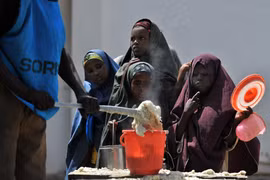 Ảnh tư liệu: Trẻ em Somalia chờ nhận thực phẩm cứu trợ tại khu vực ngoại ô Mogadishu. (Nguồn: AFP/TTXVN)