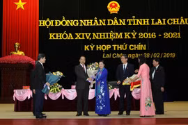 Bí Thư Tỉnh ủy tỉnh Lai Châu, bà Giàng Páo Mỷ tặng hoa chức mừng Tân Chủ tịch Ủy ban Nhân dân tỉnh Lai Châu ông Trần Tiến Dũng. (Ảnh: Quý Trung/TTXVN) 