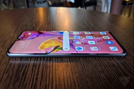 Một chiếc điện thoại của Huawei. (Nguồn: The Verge)