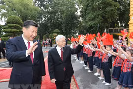 Thiếu nhi thủ đô Hà Nội vẫy chào Tổng Bí thư Nguyễn Phú Trọng và Tổng Bí thư, Chủ tịch Trung Quốc Tập Cận Bình tại lễ đón, ngày 12/11/2017. (Nguồn: TTXVN)