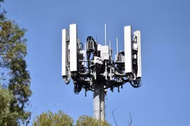 Các lỗ hổng mới trong cả mạng 4G và 5G có thể cho phép bất cứ ai có thể chặn cuộc gọi điện thoại, gửi tin nhắn giả và theo dõi vị trí của người dùng. (Nguồn: AAP)