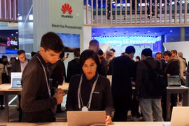 Khách hàng xem các sản phẩm của Huawei trưng bày tại Hội nghị Di động Thế giới 2019 ở Barcelona, Tây Ban Nha ngày 25/2. (Nguồn: THX/TTXVN)