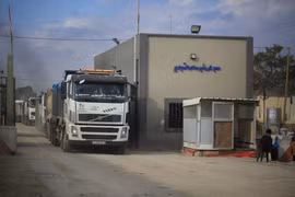 Xe tải đi qua cửa khẩu Kerem Shalom ở Rafah, phía nam Dải Gaza. (Nguồn: THX/ TTXVN)