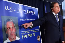 Geoffrey Berman, Công tố viên quận phía Nam New York, chỉ vào một bức ảnh của Jeffrey Epstein khi tuyên bố nhà tài phiệt về tội mại dâm trẻ vị thành niên. (Nguồn: Reuters)