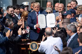 Tổng thống Mỹ Donald Trump (giữa) tại lễ ký phê chuẩn dự luật đảm bảo rằng Quỹ bồi thường nạn nhân trong vụ tấn công khủng bố đẫm máu 11/9 sẽ không bao giờ cạn kiệt. (Nguồn: AFP/TTXVN)