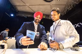 Khách tham quan sự kiện ra mắt Galaxy S10 tại New Delhi, Ấn Độ, vào ngày 7/3/2019. (Nguồn: Yonhap)