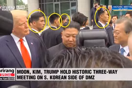 Tổng thống Mỹ Donald Trump trong cuộc gặp với Nhà lãnh đạo Triều Tiên Kim Jong-un tại DMZ. (Nguồn: AFP)