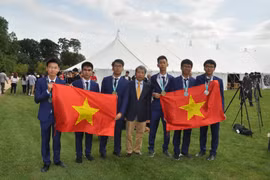 Đại sứ Việt Nam tại Vương quốc Anh Trần Ngọc An chụp ảnh chung với đoàn học sinh Việt Nam tại buổi lễ trao giải. (Ảnh: Nguyễn Thu/Vietnam+)