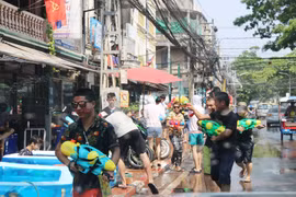 Hình ảnh người dân Lào tưng bừng đón Tết cổ truyền Bun Pi Mày
