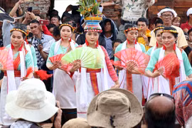 Các thiếu nữ Chăm múa mừng Lễ hội Katê 2019 tại tháp Pô Klong Garai, thành phố Phan Rang-Tháp Chàm. (Ảnh: Công Thử/TTXVN) 