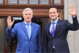 Trưởng đoàn đàm phán của Liên minh châu Âu (EU) về Brexit, ông Michel Barnier (trái) và Thủ tướng Ireland Leo Varadkar. (Nguồn: independent.ie)