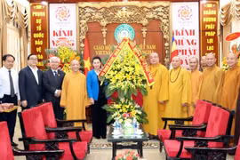 Chủ tịch Quốc hội Nguyễn Thị Kim Ngân tặng hoa cho Hòa thượng Thích Thanh Nhiễu và Giáo hội Phật giáo Việt Nam. (Ảnh: Trọng Đức/TTXVN)