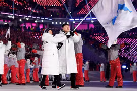 Đoàn vận động viên chung hai miền Triều Tiên diễu hành trong lễ khai mạc Olympic mùa Đông. (Nguồn: Getty Images)
