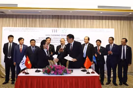 Thủ tướng Nguyễn Xuân Phúc và các đại biểu chứng kiến Lễ ký Biên bản ghi nhớ hợp tác. (Ảnh: Thống Nhất/TTXVN)
