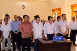 Các bị cáo nghe tòa tuyên án. (Ảnh: Lê Sen/TTXVN)