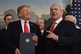 Thủ tướng Israel Benjamin Netanyahu và Tổng thống Mỹ Donald Trump tại Nhà Trắng trong lễ ký sắc lệnh về việc Mỹ công nhận chủ quyền của Israel với Cao nguyên Golan. (Nguồn: AP)
