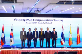 Phó Thủ tướng, Bộ trưởng Ngoại giao Phạm Bình Minh (ngoài cùng, bên phải), Bộ trưởng Ngoại giao Hàn Quốc Kang Kyung-wha (thứ ba, từ trái sang) và các trưởng đoàn dự hội nghị chụp ảnh chung. (Ảnh: Hữu Kiên/TTXVN)