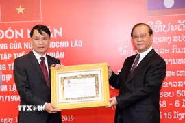 Hình ảnh TTXVN đón nhận các huân chương cao quý của Nhà nước Lào