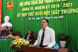 Ông Dương Tấn Hiển phát biểu sau khi được bầu giữ chức Phó Chủ tịch Ủy ban Nhân dân thành phố Cần Thơ. (Ảnh: Ngọc Thiện/TTXVN)