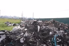 Các loại rác thải sau khi được tái chế còn xỉ nhôm đổ chất thành núi tại thôn Mẫn Xá, xã Văn Môn, huyện Yên Phong, tỉnh Bắc Ninh. (Ảnh: Thái Hùng/TTXVN)