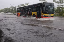 Phố Đàm Quang Trung, quận Long Biên bị ngập nặng. (Ảnh: Trần Việt/TTXVN)