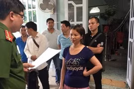 Đối tượng Trần Thị Hiền nghe công bố Quyết định khởi tố và Lệnh bắt tạm giam của cơ quan điều tra. (Ảnh: Xuân Tiến/TTXVN)